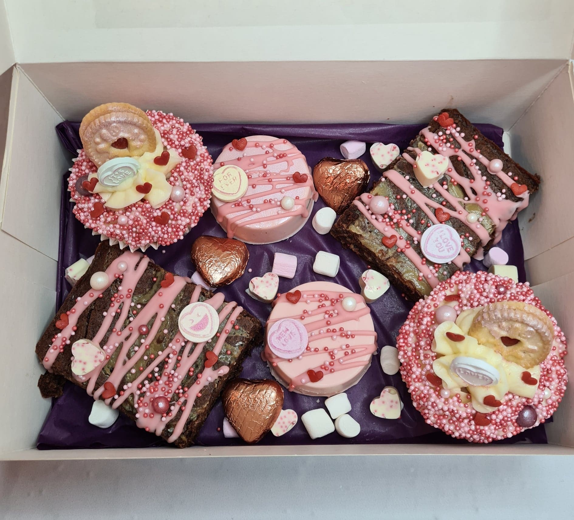 A Valentines share box (Picture: What The Bake) 