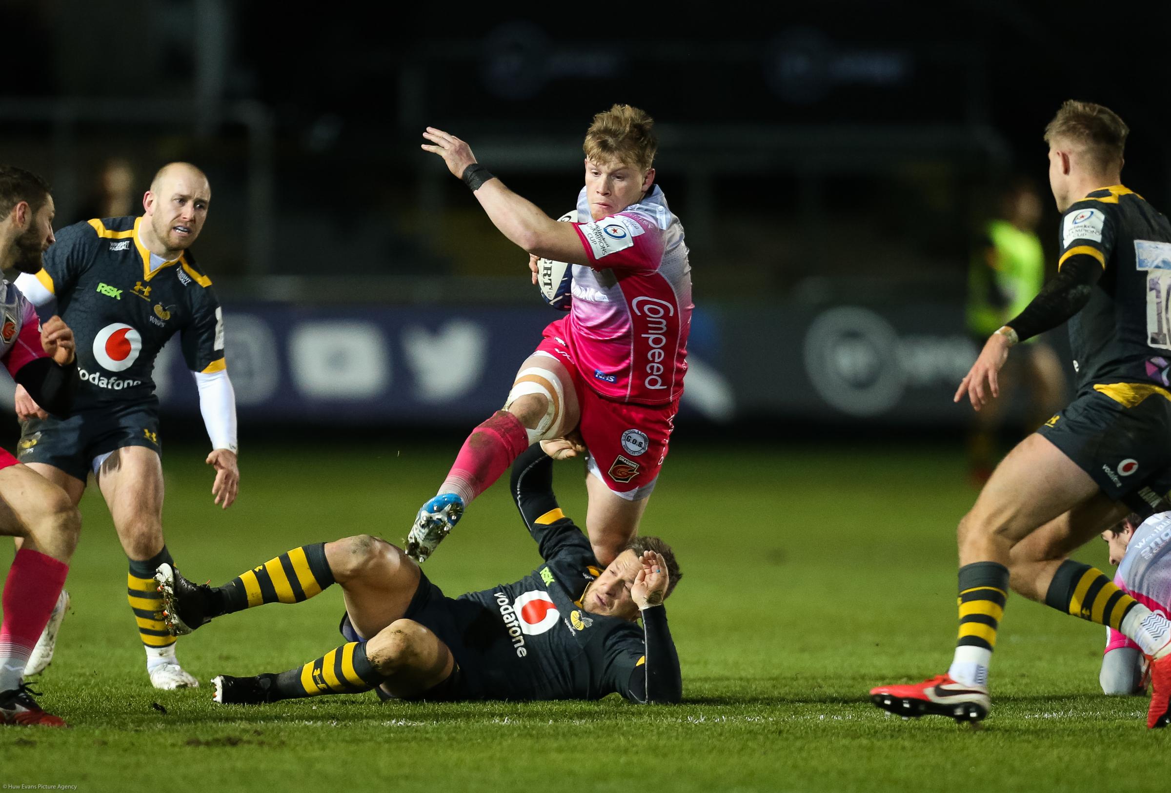 Nick Tompkins of Dragons charges forward against Wasps